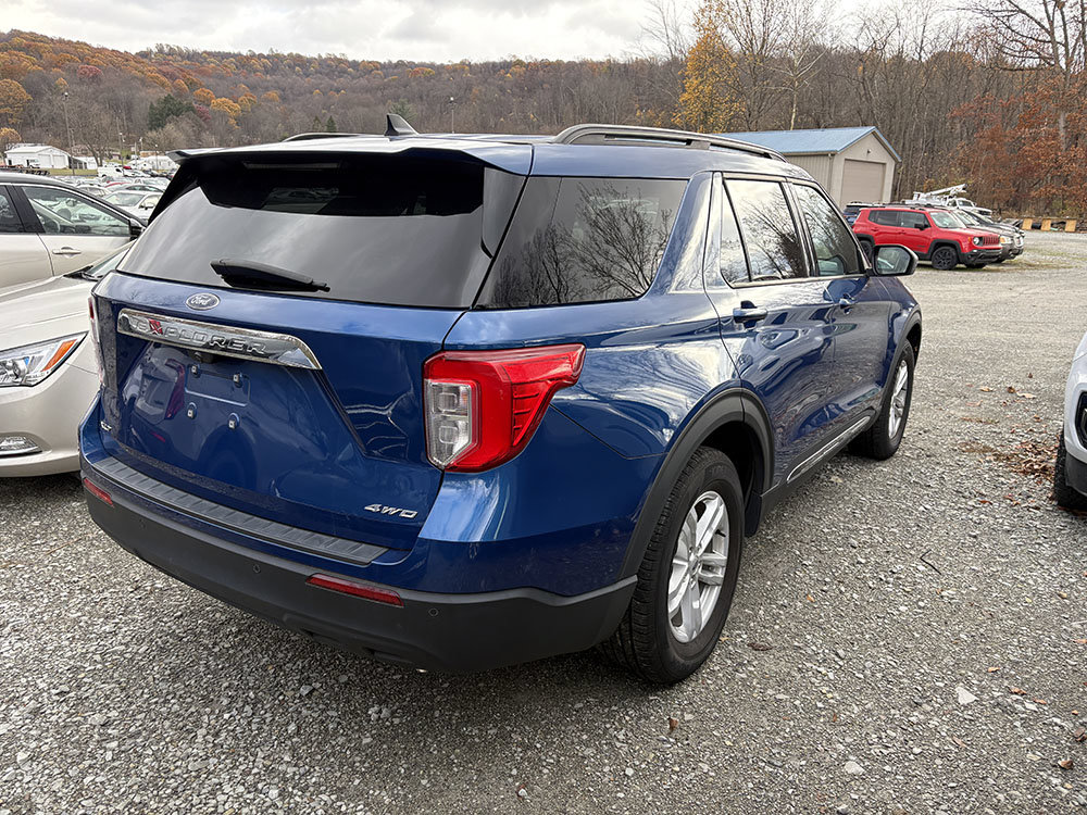 Used 2022 Ford Explorer XLT AWD/4WD image 3
