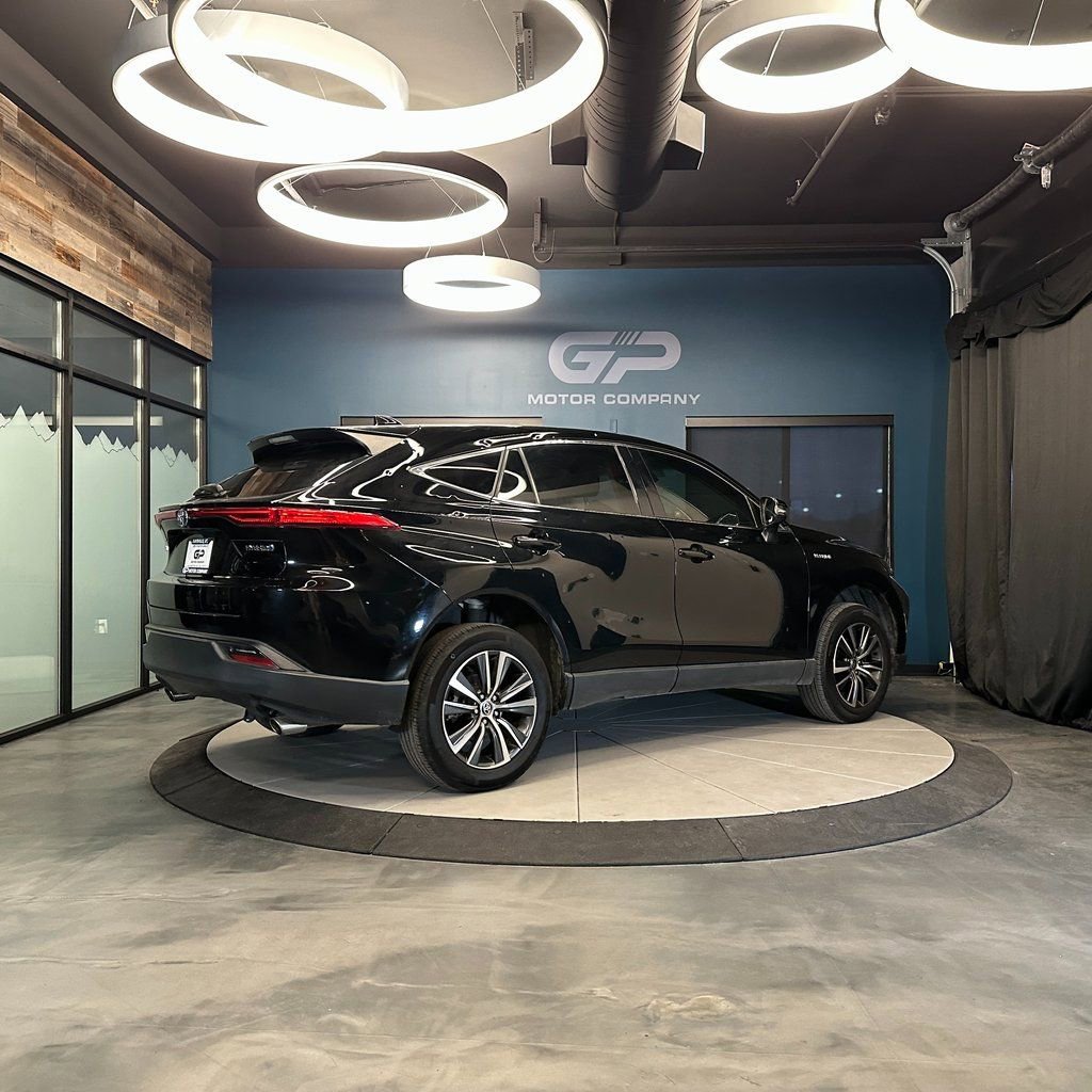 Used 2021 Toyota Venza LE image 3