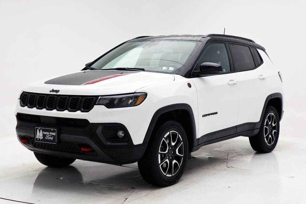 Used 2025 Jeep Compass Trailhawk AWD/4WD image 2