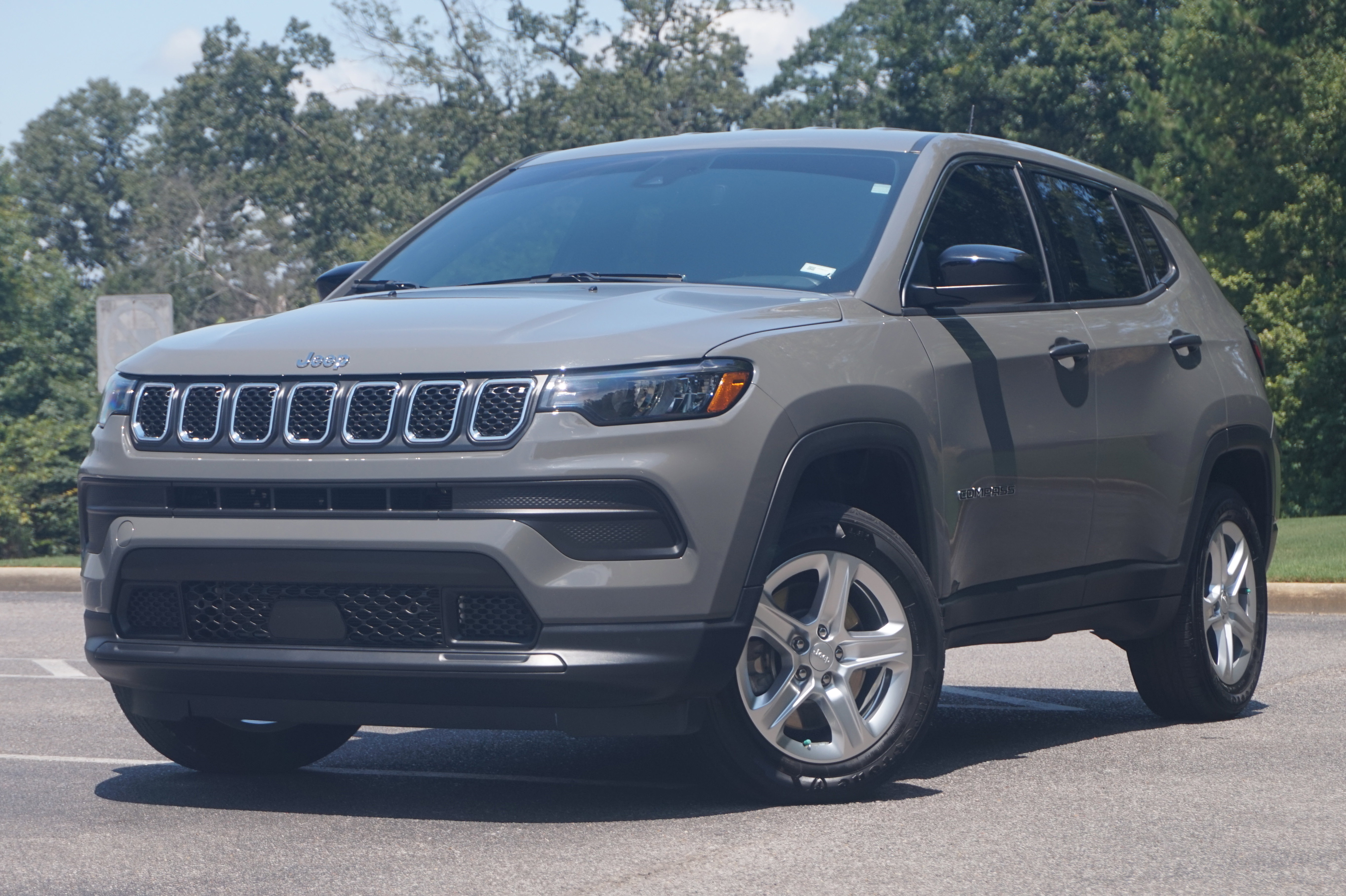 Used 2023 Jeep Compass Sport image 5