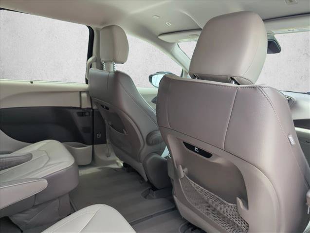 Used 2018 Chrysler Pacifica Touring-L w/ Advanced Safetytec Group FWD image 19