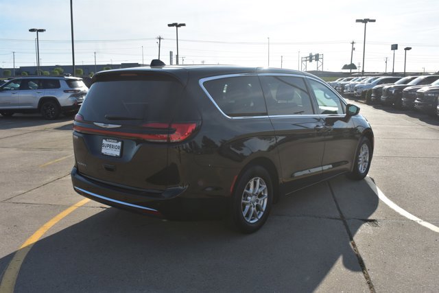 Used 2025 Chrysler Pacifica Select image 5