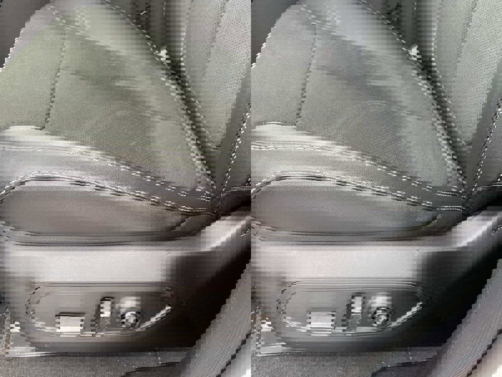 New 2026 Jeep Grand Cherokee Altitude image 10