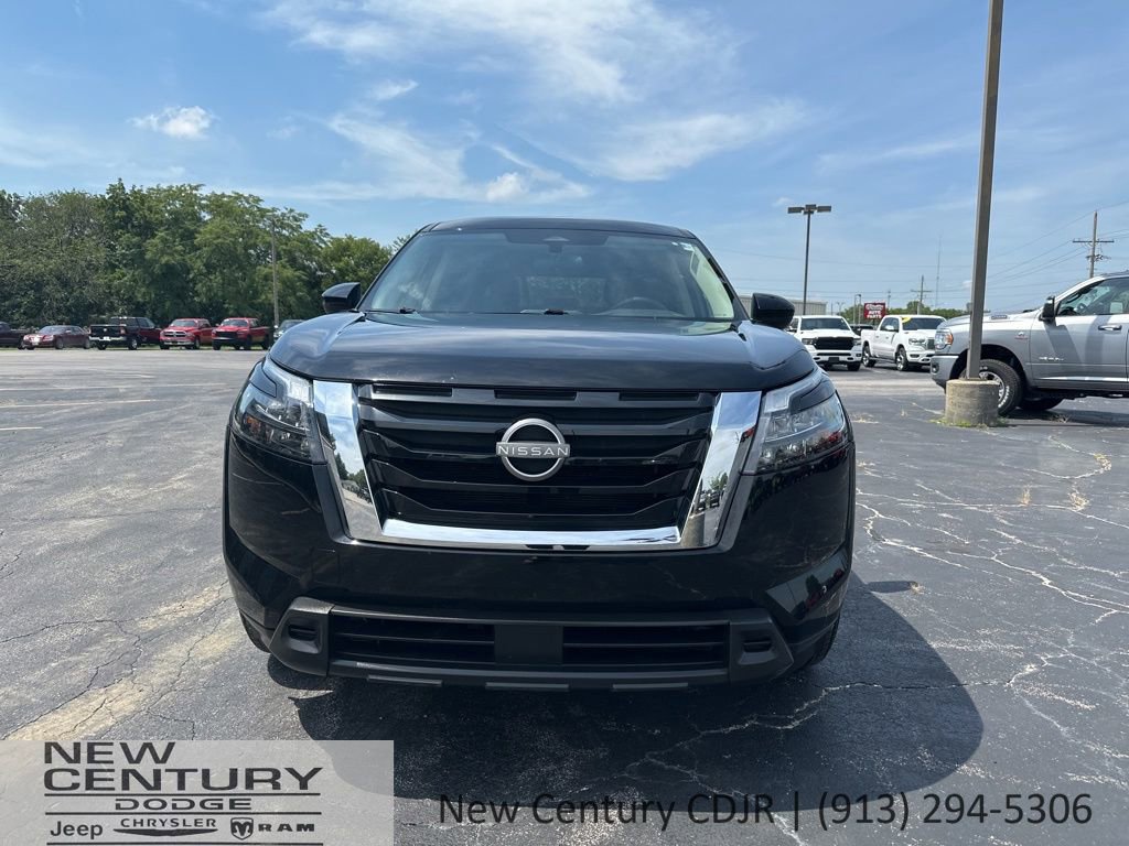 Used 2023 Nissan Pathfinder S image 2
