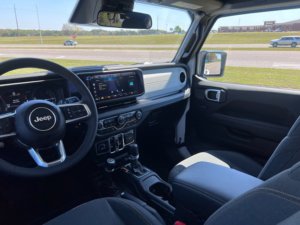 Used 2025 Jeep Wrangler Sahara image 16