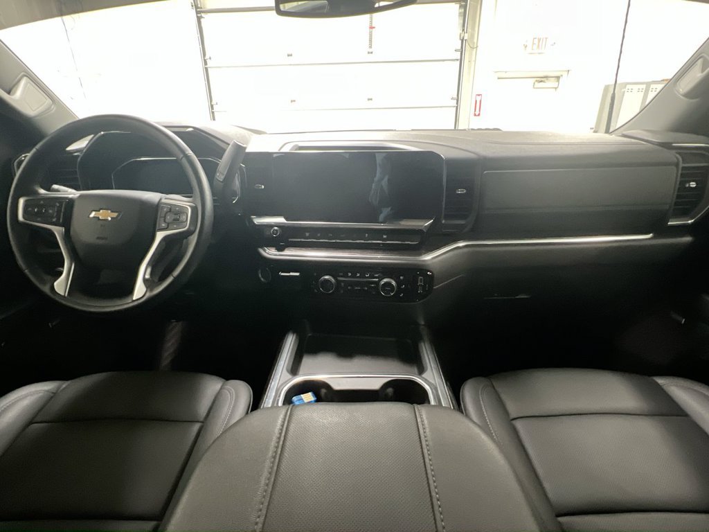 Used 2025 Chevrolet Silverado 3500 LTZ w/ LTZ Convenience Package AWD/4WD image 5
