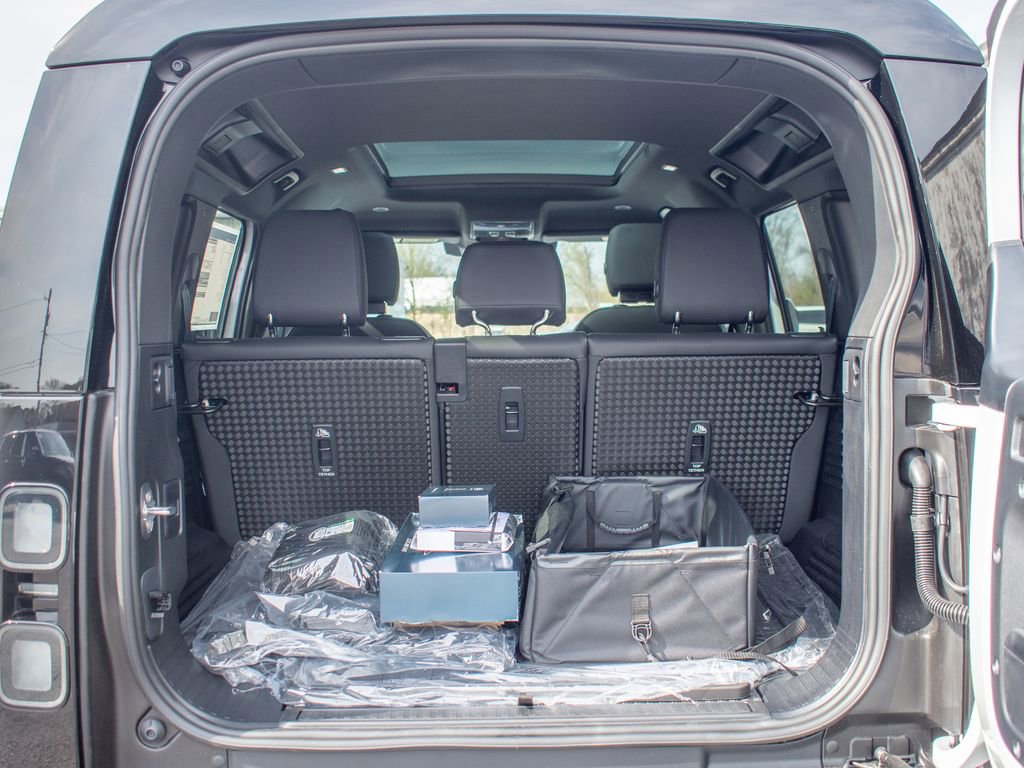 New 2026 Land Rover Defender 110 X-Dynamic SE image 25