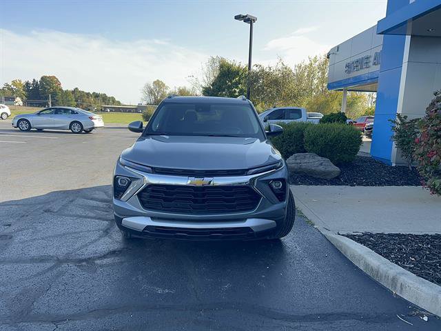 Used 2024 Chevrolet TrailBlazer LT w/ Convenience Package AWD/4WD image 3