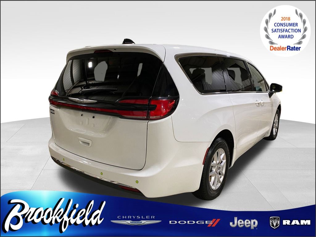 Used 2023 Chrysler Pacifica Touring image 8