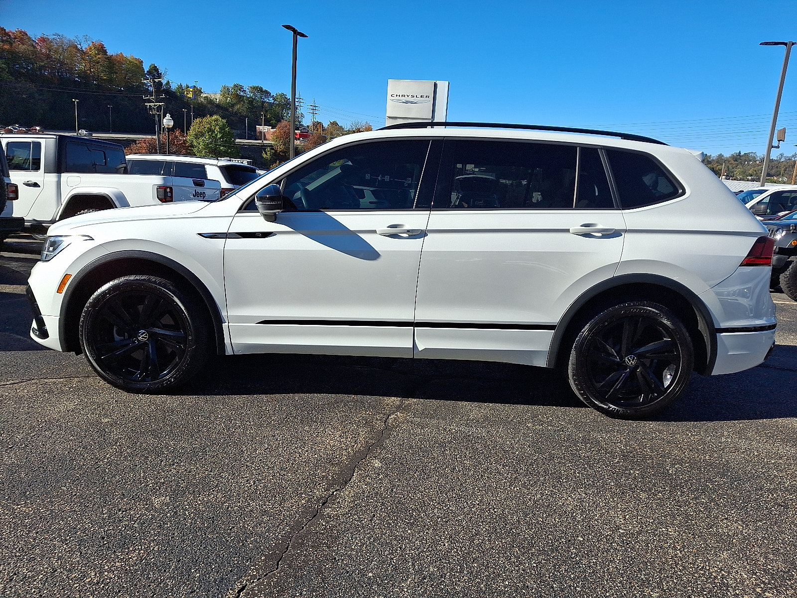 Used 2024 Volkswagen Tiguan SE R-Line FWD image 7