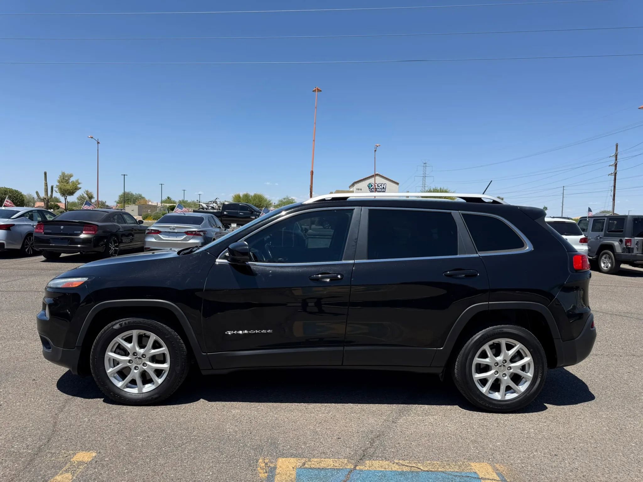 Used 2017 Jeep Cherokee Latitude w/ Safety/Convenience Group FWD image 6