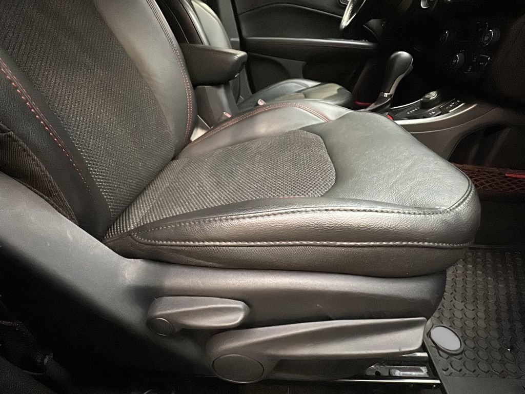 Used 2019 Jeep Compass Trailhawk w/ Cold Weather Group AWD/4WD image 18