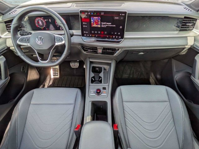 Certified 2025 Volkswagen Tiguan SE R-Line FWD image 15