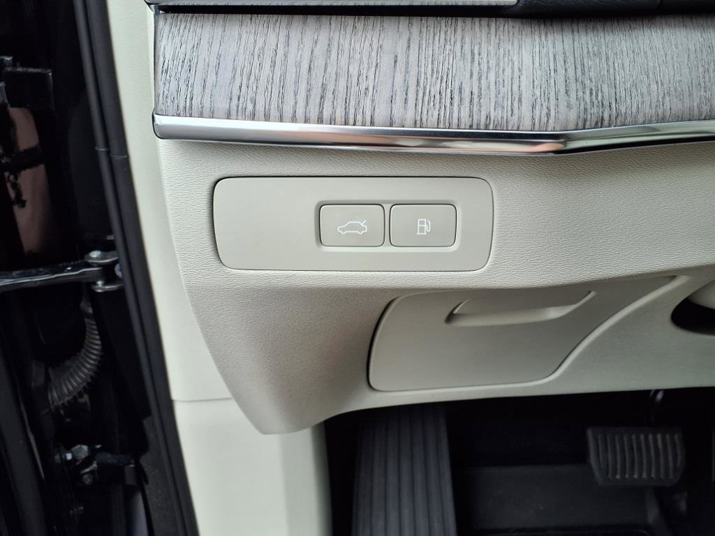 Certified 2023 Volvo XC90 T8 Plus w/ Protection Package image 18