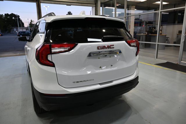 Used 2023 GMC Terrain SLE w/ Driver Convenience Package image 6