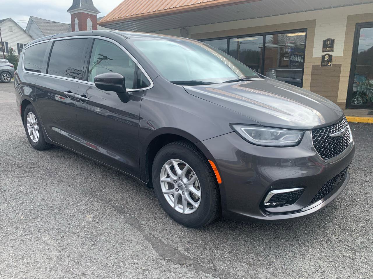 Used 2023 Chrysler Pacifica Touring-L image 6
