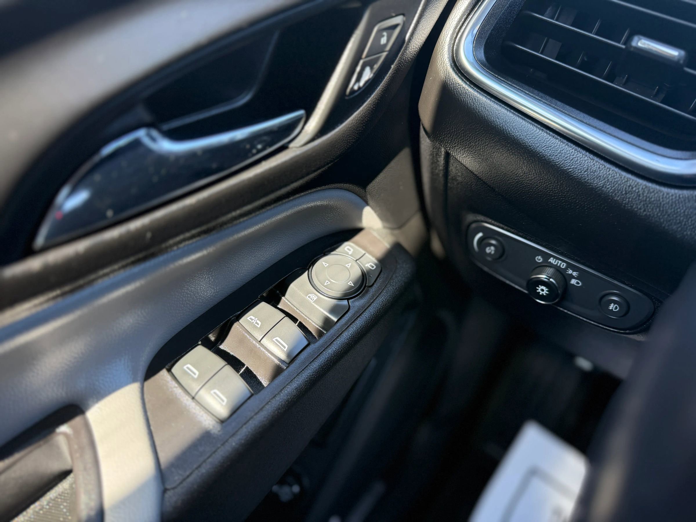 Used 2019 Chevrolet Equinox Premier image 29