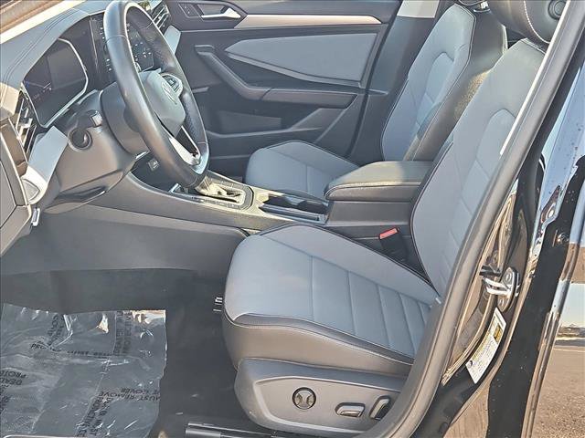 Used 2025 Volkswagen Jetta SE FWD image 11