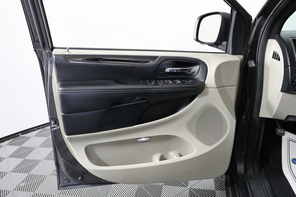 Used 2017 Dodge Grand Caravan SXT FWD image 12