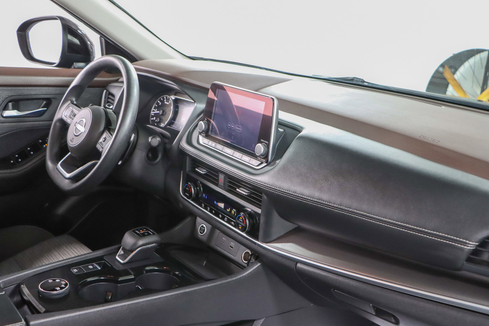 Used 2023 Nissan Rogue SV image 25