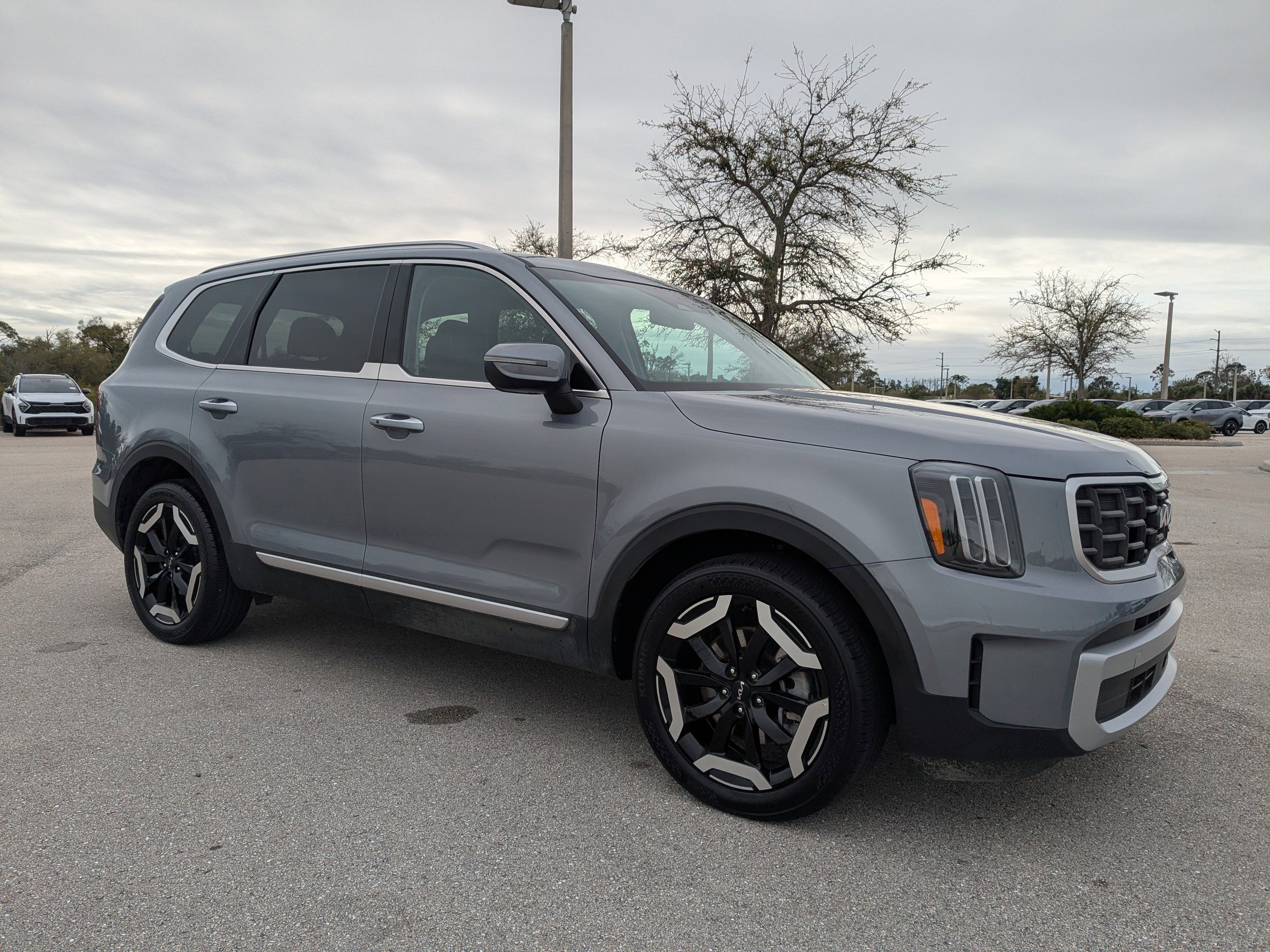 Used 2025 Kia Telluride S image 2