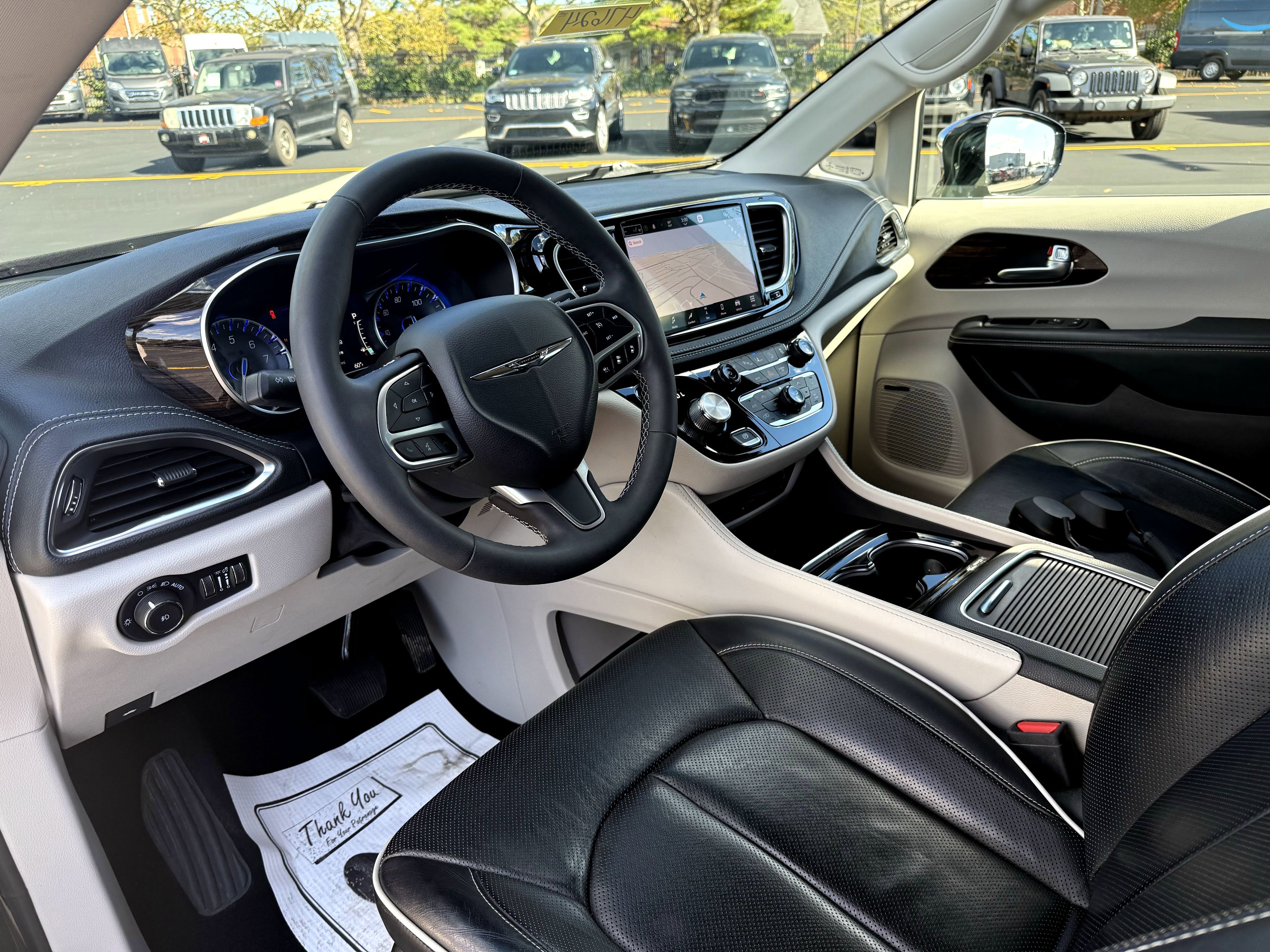 Used 2023 Chrysler Pacifica Limited w/ Uconnect Theater Family Group image 14