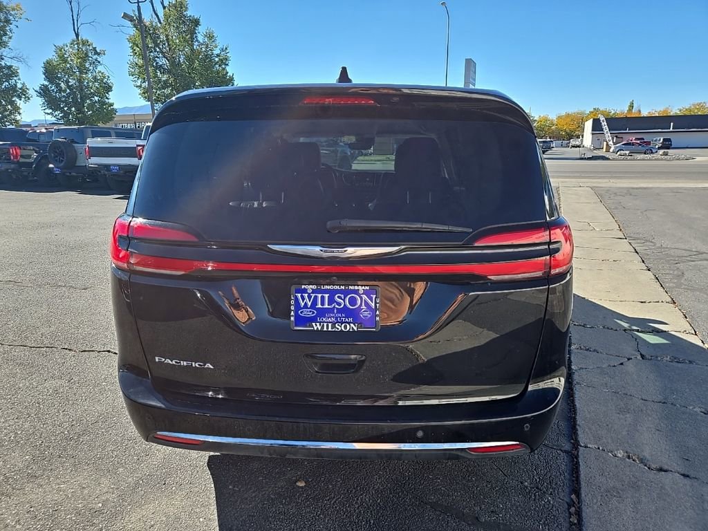 Used 2024 Chrysler Pacifica Touring-L image 6