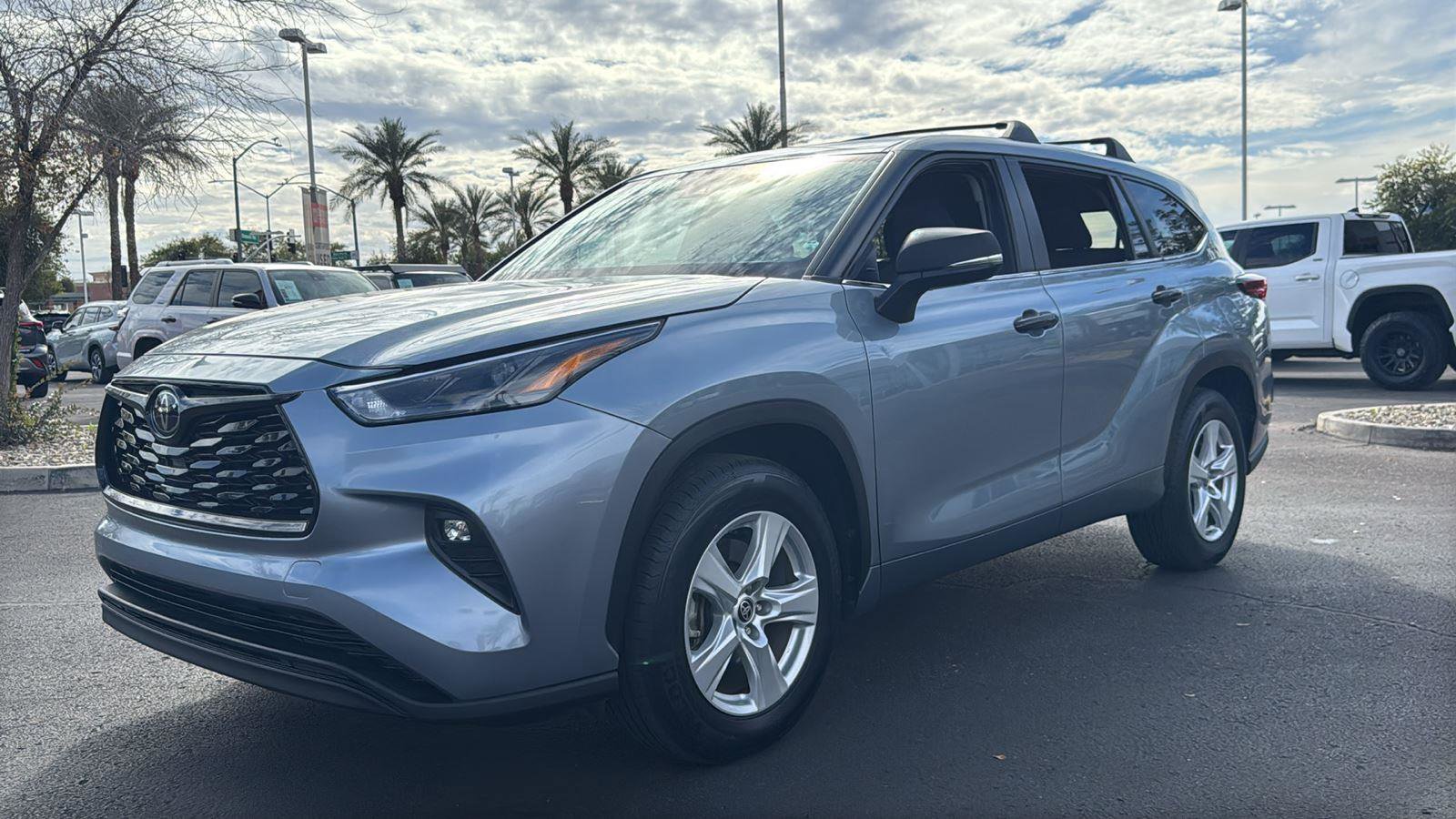 Certified 2023 Toyota Highlander LE image 3