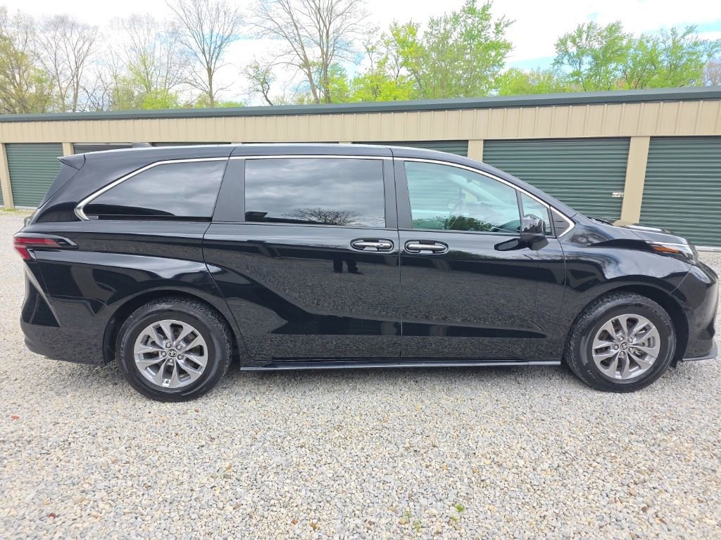Used 2025 Toyota Sienna XLE AWD/4WD image 7