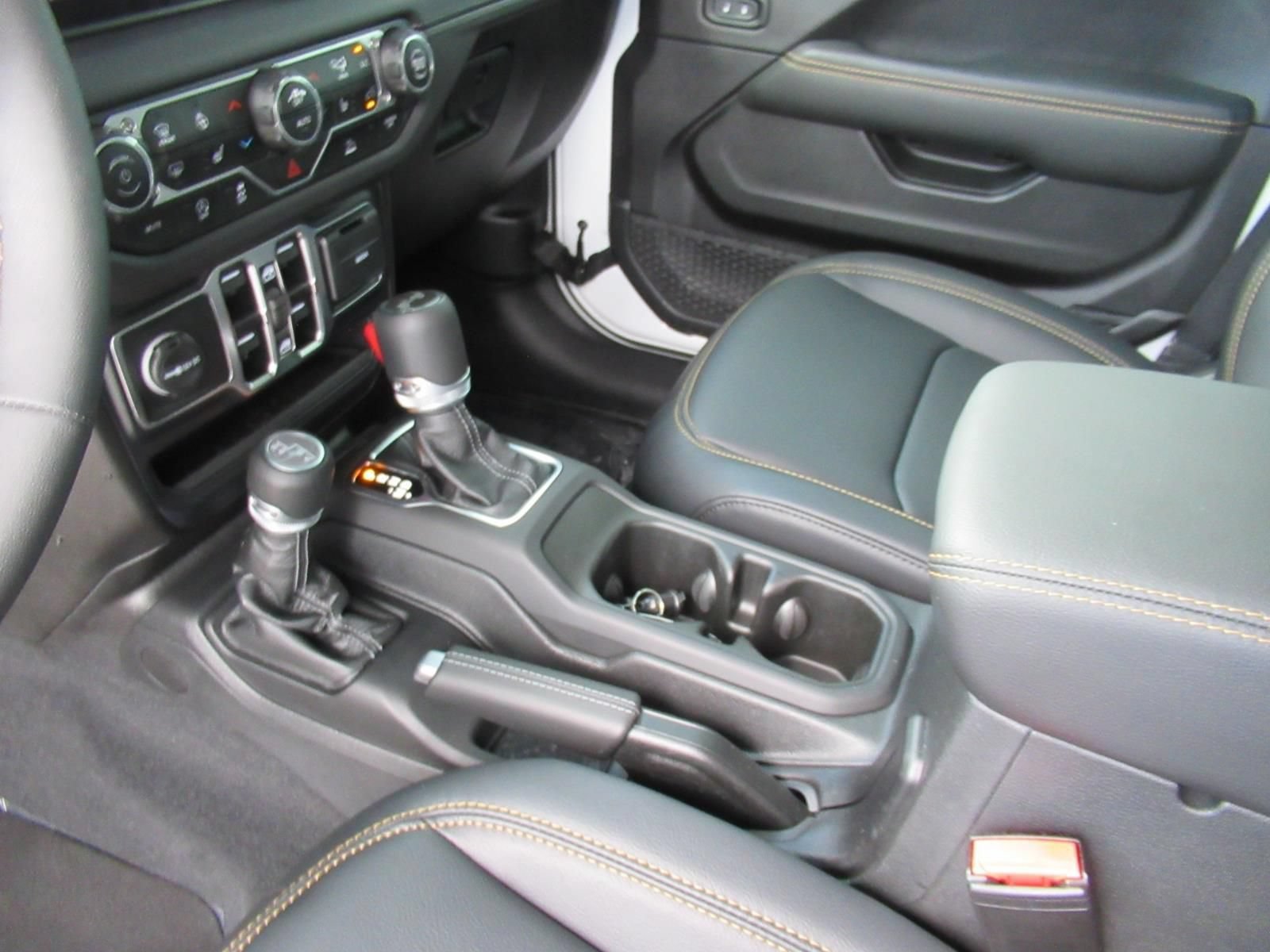 Used 2025 Jeep Wrangler Unlimited Sahara w/ Technology Group AWD/4WD image 16