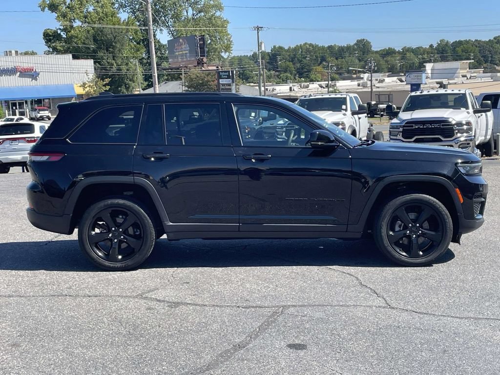 Used 2023 Jeep Grand Cherokee Altitude AWD/4WD image 48