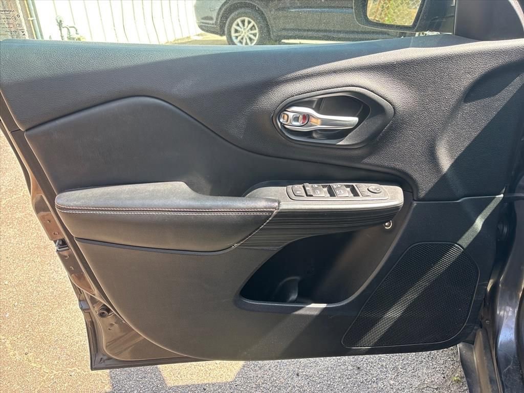 Used 2016 Jeep Cherokee 75th Anniversary image 17