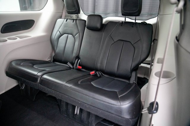 Used 2024 Chrysler Pacifica Touring-L image 28