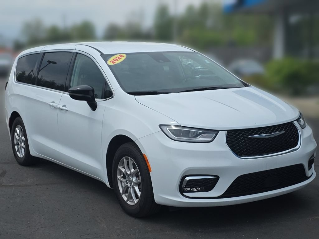 Used 2024 Chrysler Pacifica Touring-L FWD image 9