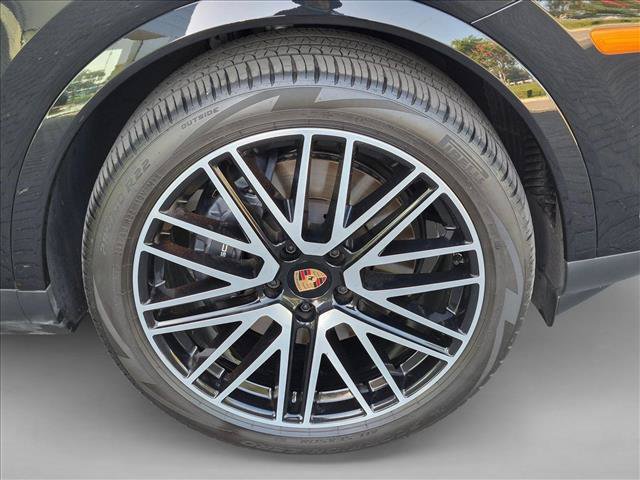 Used 2025 Porsche Cayenne AWD/4WD image 25