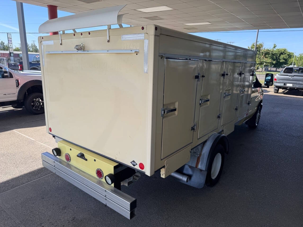 Used 2021 Ford E-450 and Econoline 450 Super Duty RWD image 8