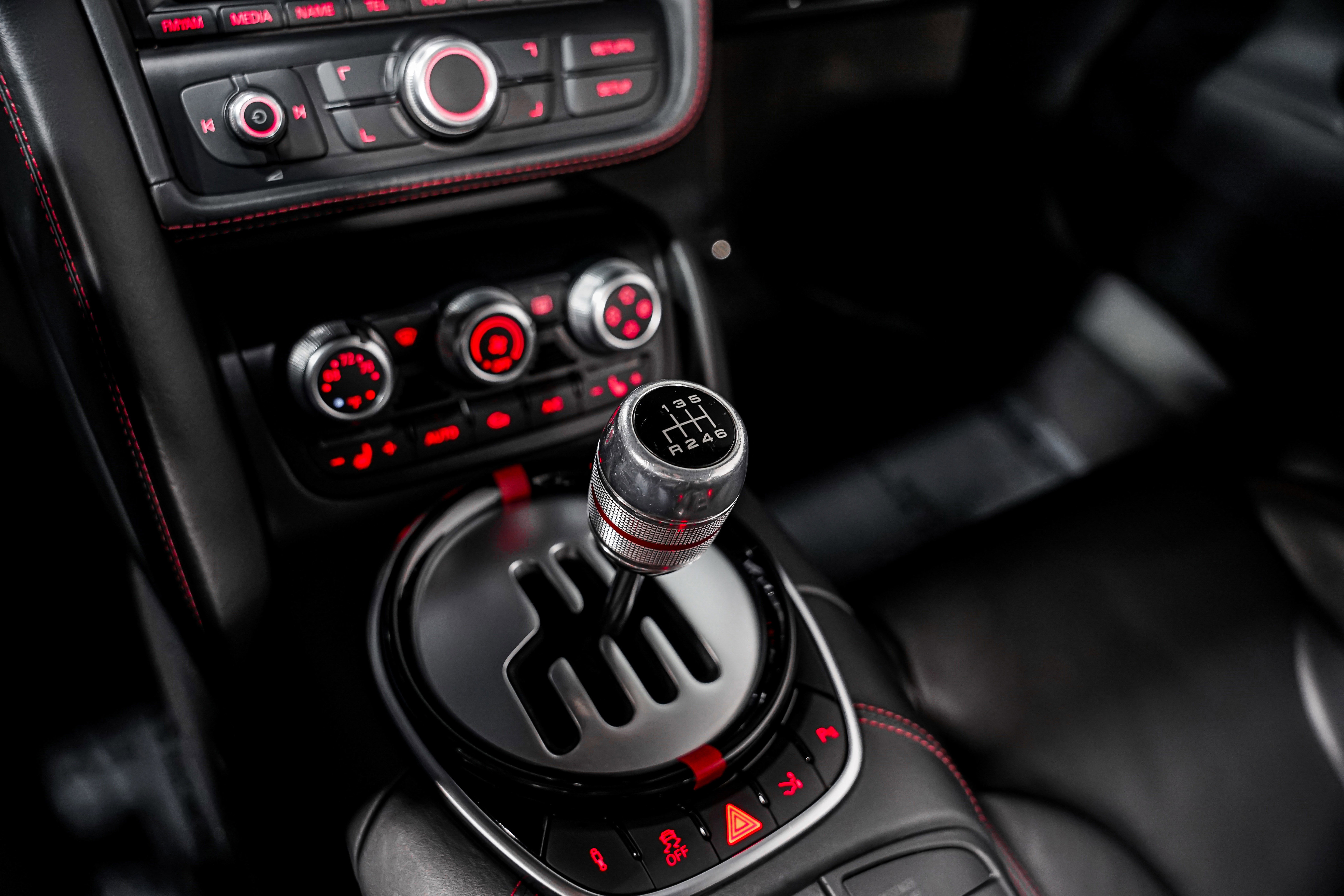 Used 2014 Audi R8 V8 w/ Full Leather Package image 15