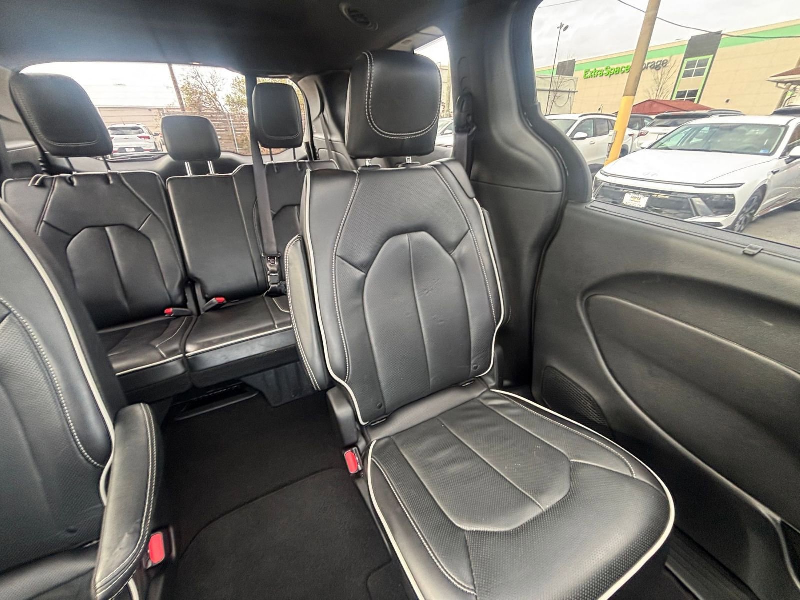 Used 2025 Chrysler Pacifica Limited image 42