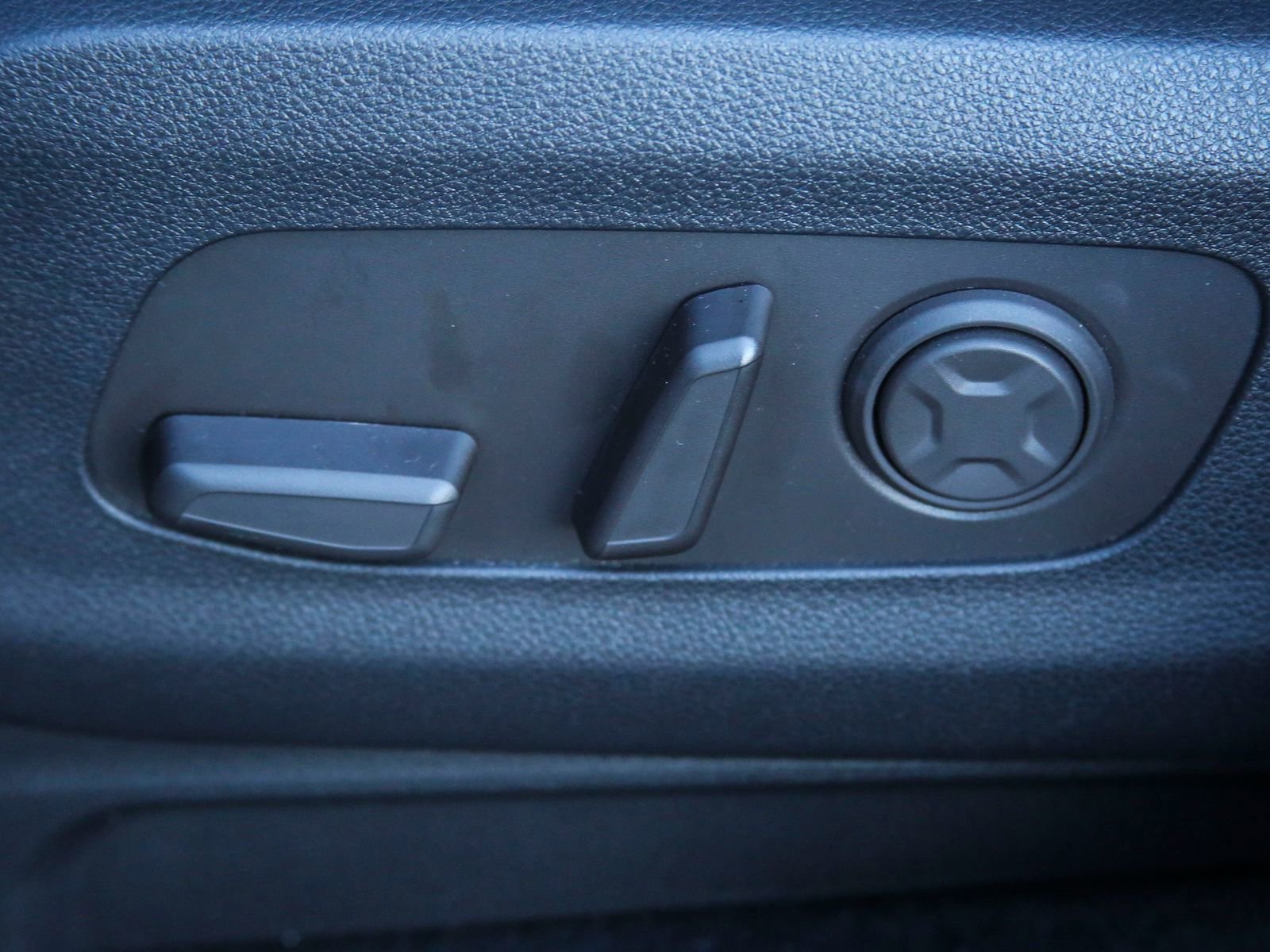 Used 2025 Kia Carnival EX image 13