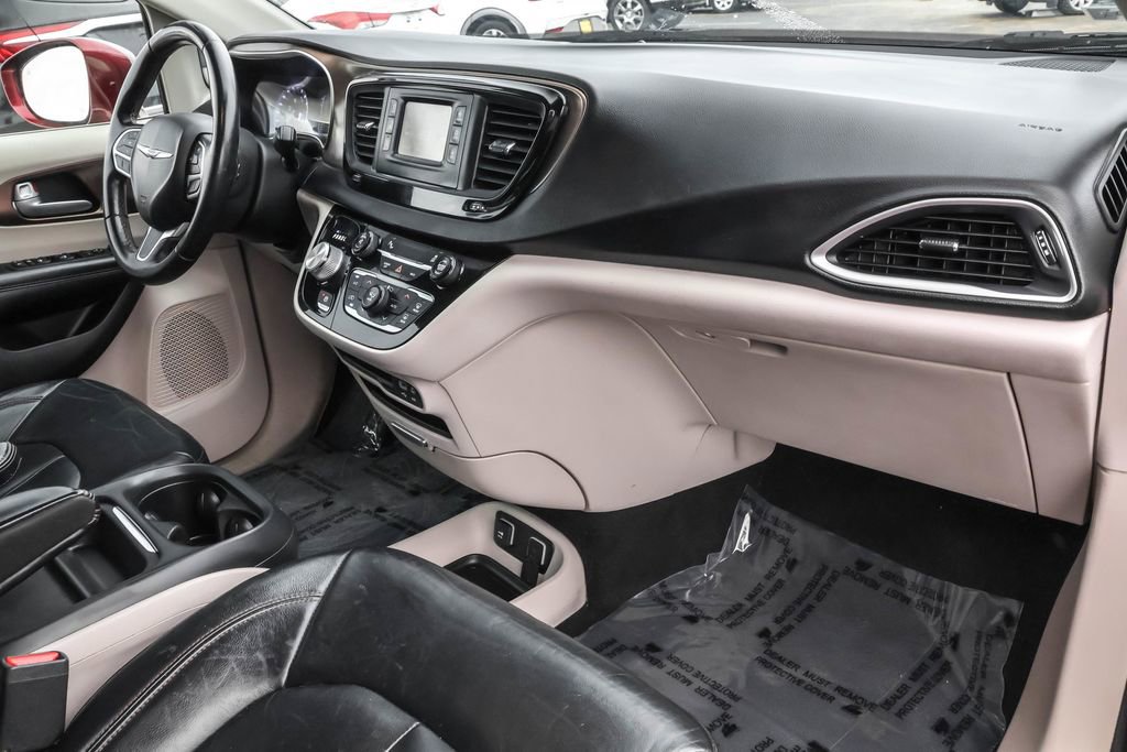 Used 2017 Chrysler Pacifica Touring-L image 32