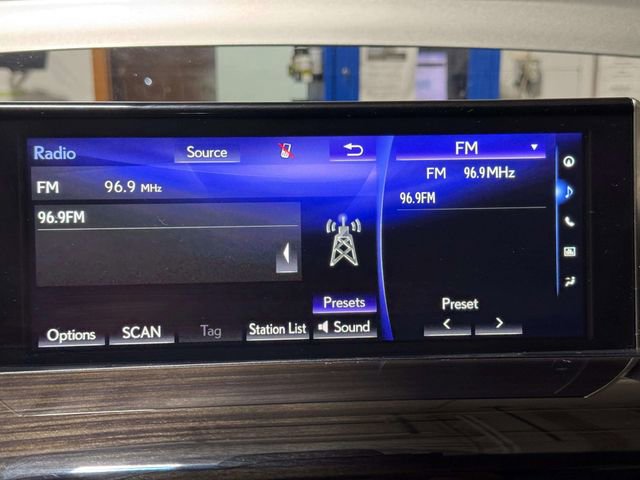 Used 2020 Lexus LX 570 4WD w/ 3rd Row & Luxury Pkg image 15