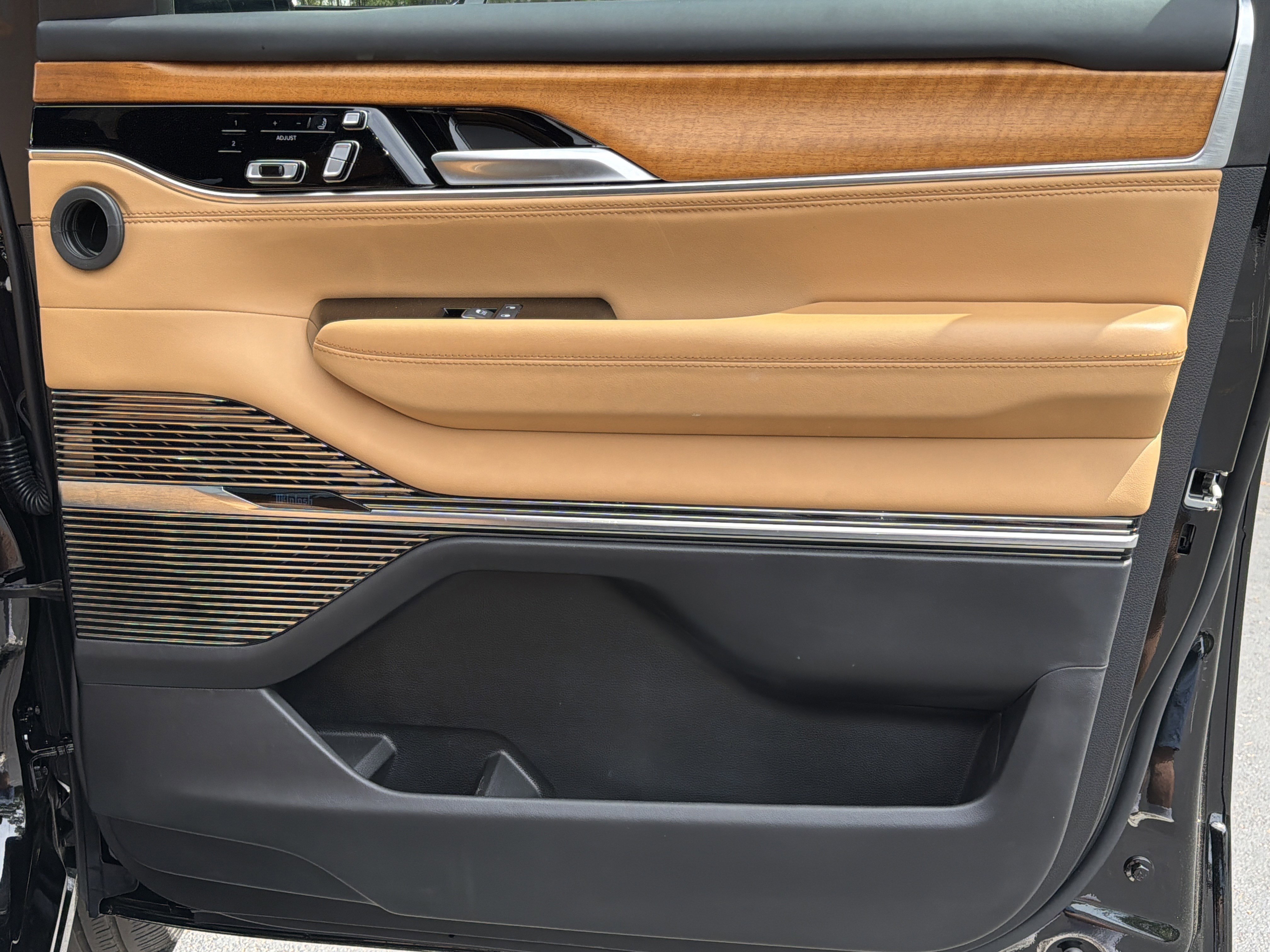 Used 2025 Jeep Grand Wagoneer Series III w/ Rear Seat Video Group 1 image 17