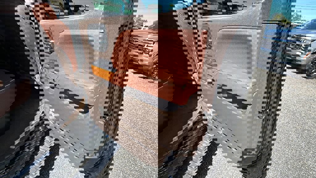 Used 2015 Chevrolet Silverado 1500 High Country w/ High Country Premium Package image 18