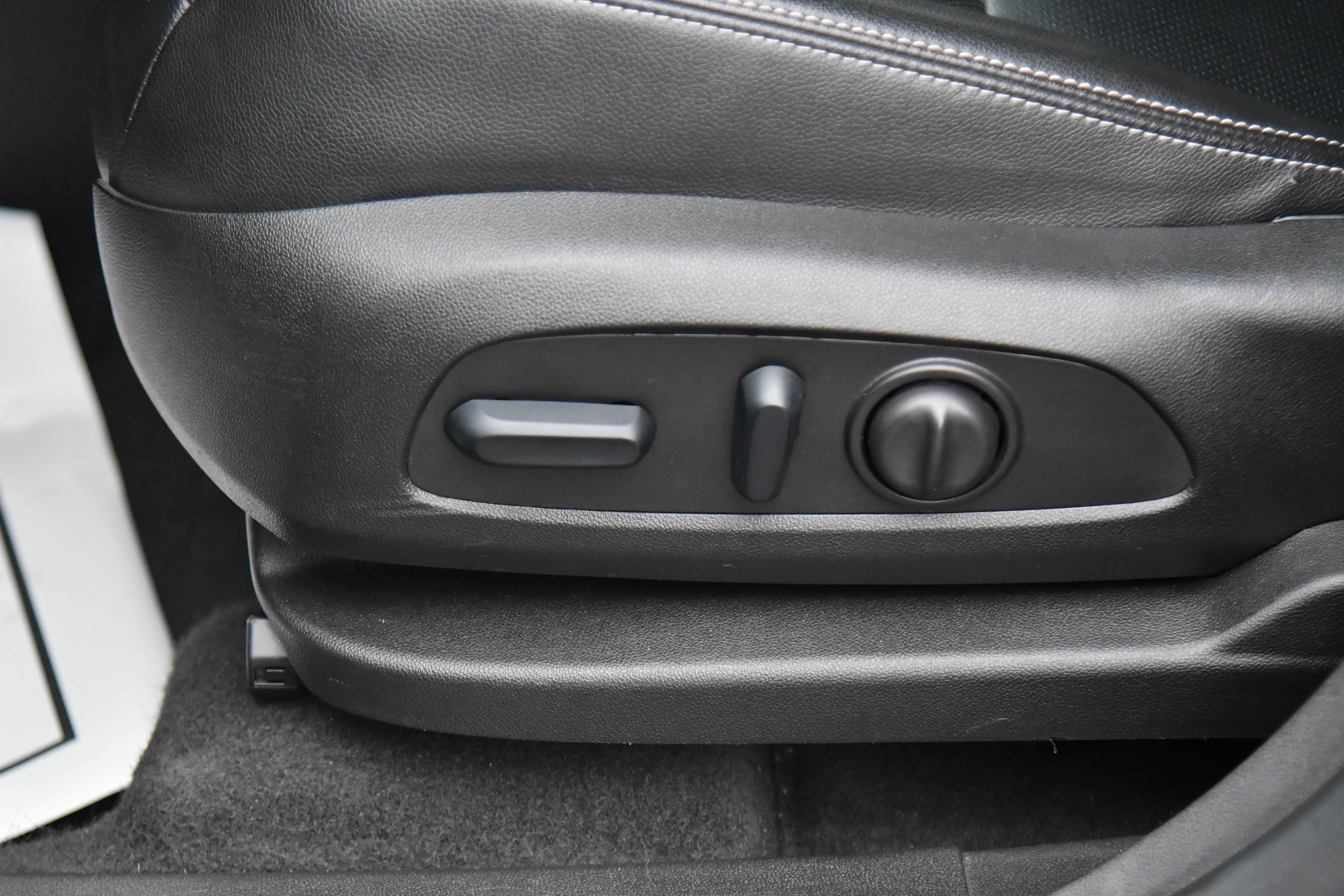 Used 2024 GMC Terrain SLT image 17