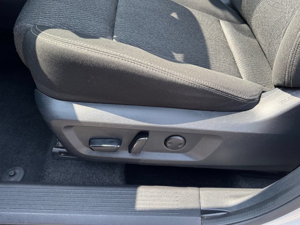 Used 2025 Nissan Rogue SV AWD/4WD image 17