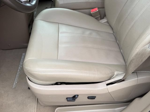Used 2014 Chrysler Town & Country Touring FWD image 20