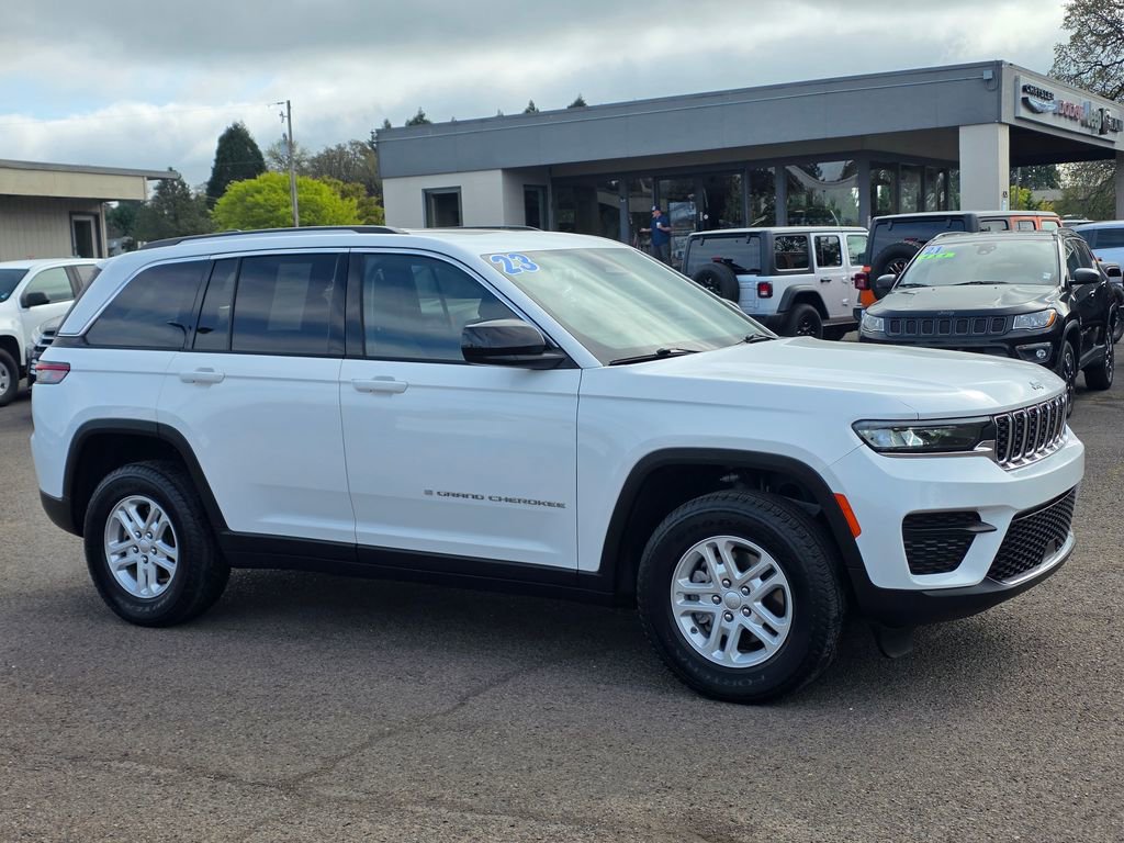 Used 2023 Jeep Grand Cherokee Laredo w/ Luxury Tech Group I image 3