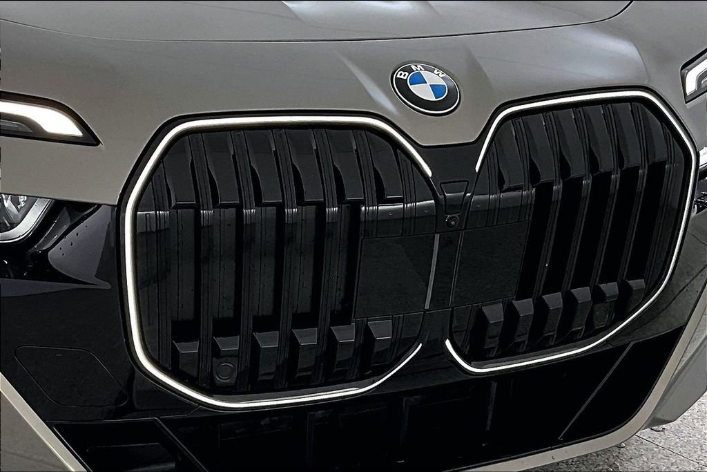 Used 2025 BMW 740i image 38