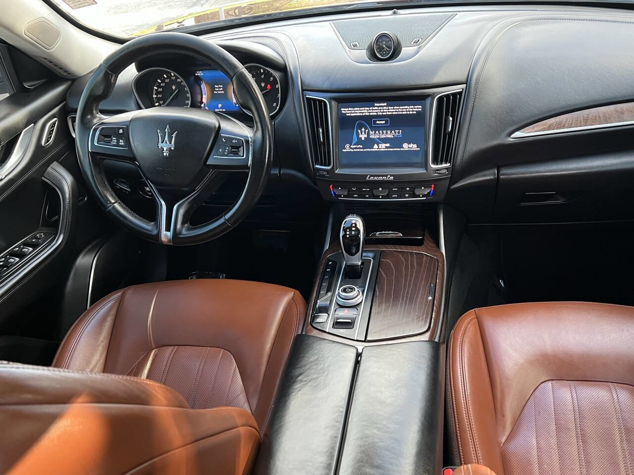 Used 2017 Maserati Levante w/ Luxury Package AWD/4WD image 12