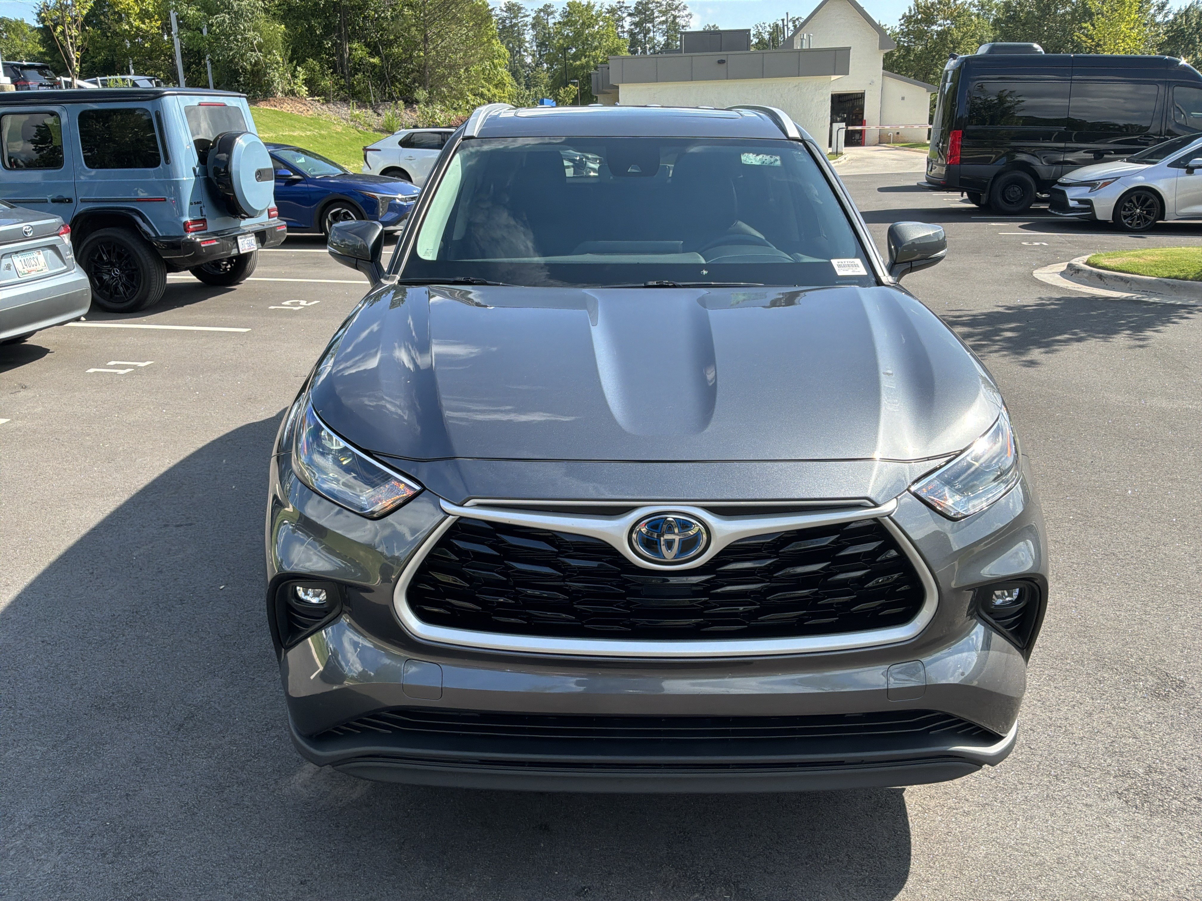Used 2023 Toyota Highlander XLE FWD image 3